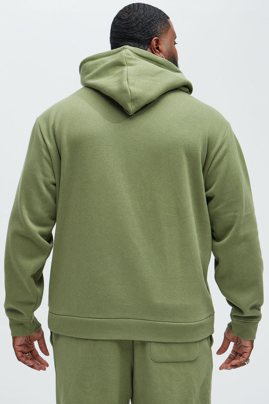 https://cdn.shopify.com/s/files/1/0293/9277/files/08-16-24-S7_85_NMKT40418_Olive_P_KF_DJ_15-22-26_PLUS_0165_SG.jpg?v=1737574643
